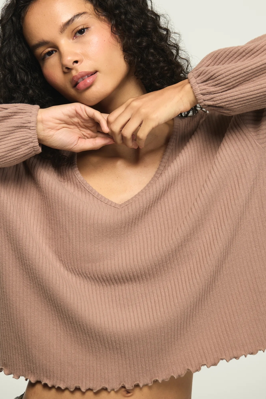 CLOUD LETTUCE HEM V NECK TOP — GINGER SNAP — image 2
