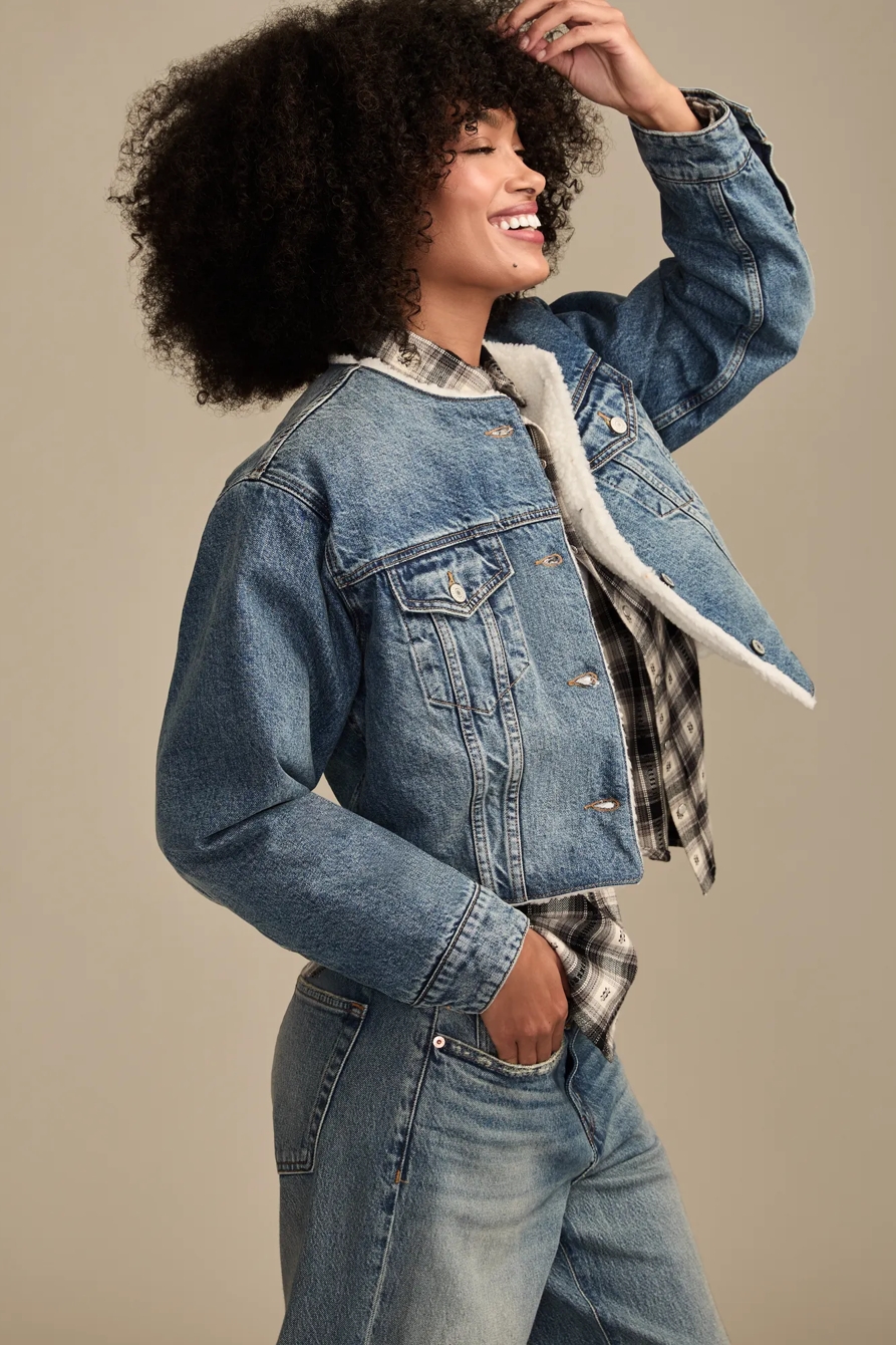 FAUX SHEARLING COLLARLESS CROPPED TRUCKER — COZY COTTAGE WASH — image 4