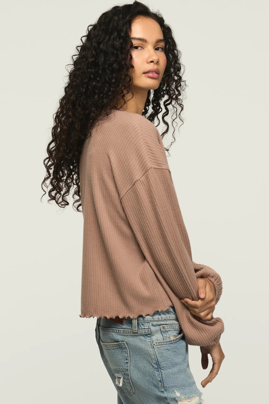CLOUD LETTUCE HEM V NECK TOP — GINGER SNAP — image 4