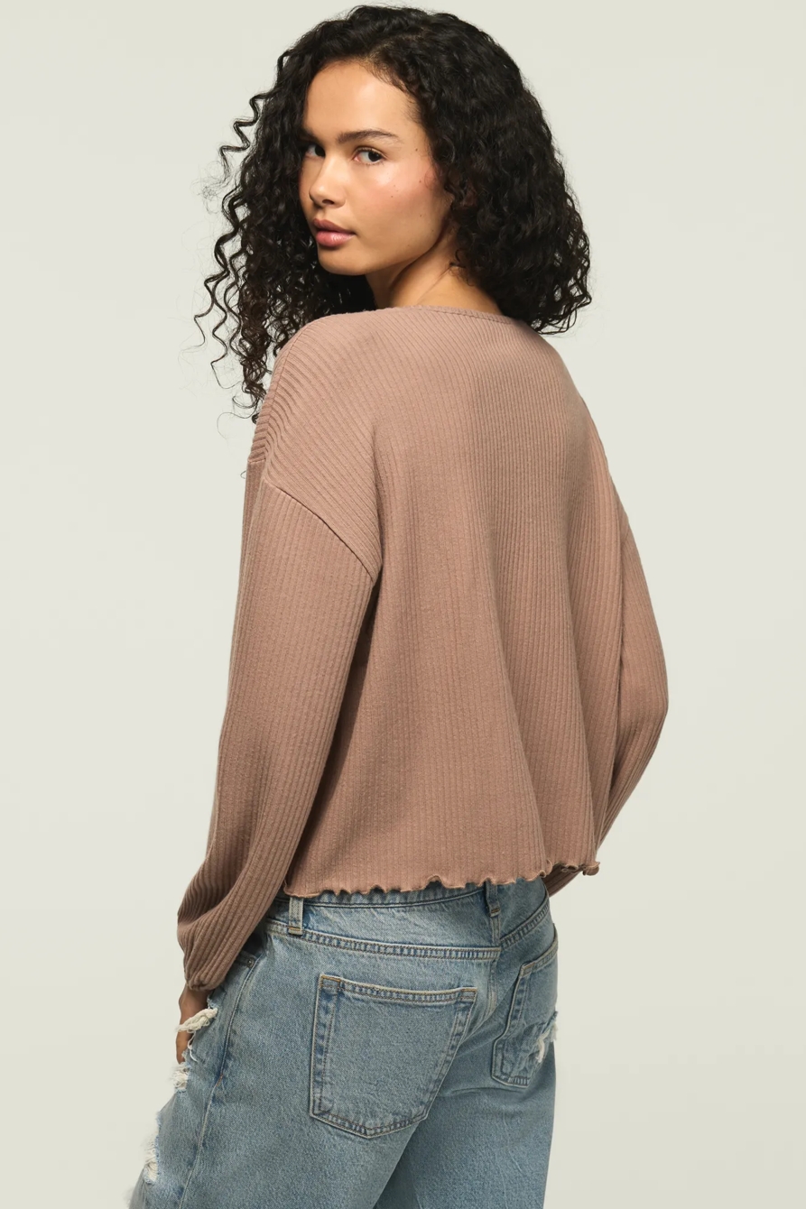 CLOUD LETTUCE HEM V NECK TOP — GINGER SNAP — image 3