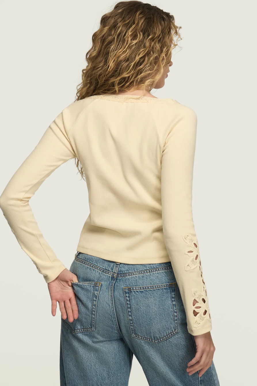 LACE NOTCH NECK FITTED TOP — CREAM — image 3